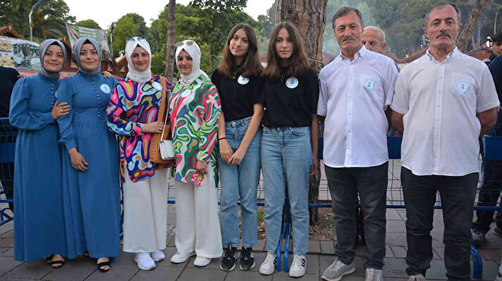 Ünye Belediyesi 21. Kültür, Sanat ve Turizm Festivali içerisinde düzenlenen "En Benzer Türkiye İkizler Yarışması” ülkenin birçok noktasından gelen ikizleri bir araya getirdi. 2014 yılında Ünye'de yaşayan tek yumurta ikizleri Talip ve Ahmet Aydın kardeşler tarafından sosyal medya üzerinden bağlantı kurularak Türkiye'nin dört bir köşesinden tek yumurta ikizleri yarışması başlatıldı. Ünye Belediyesi'nin destekleriyle devam eden ve altıncısı düzenlenen yarışmada 30 ikiz jüri karşısında kendilerini gösterdi.<br>