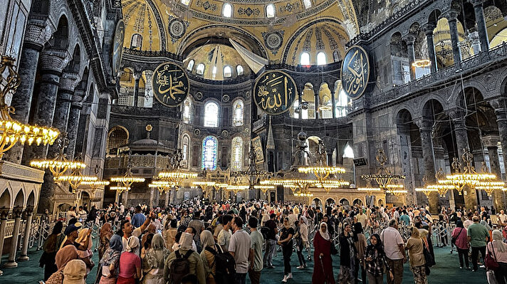 İstanbul'un fethine kadar 916 yıl kilise, 1453'ten itibaren de cami olarak kullanılan Ayasofya, 1934'te alınan karar üzerine 86 yıl müze olarak hizmet verdi.