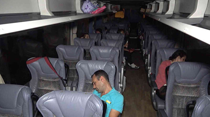 Edinilen bilgiye göre, Tokat’tan İzmir’e giden Emre Şimşek idaresindeki 16 YPG 88 plakalı yolcu otobüsü, Kırıkkale’de trafik kontrol noktasında polis ekiplerince durduruldu. 