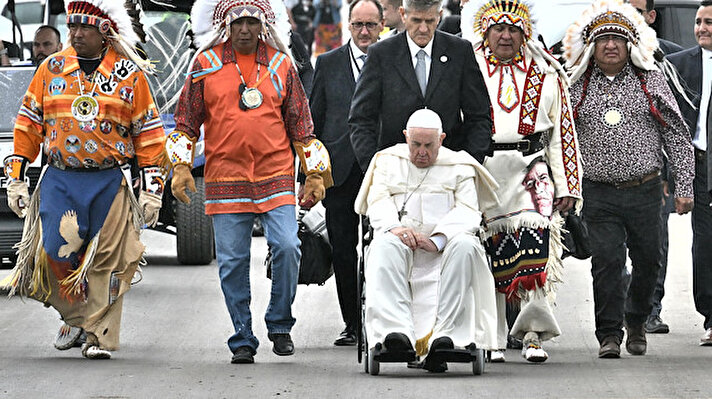 Papa Francis, tövbe haccı olarak nitelendirdiği ziyaret çerçevesinde Katolik Kilisesi'nin yatılı okullarında fiziksel şiddete ve cinsel istismara maruz kalan yerlilerle görüşmek üzere Kanada'ya geldi. Papa, ziyaretinin ilk durağı olan Alberta eyaletine bağlı Edmonton’daki Ermineskin Kızılderili Konut Okulu'nun eski bölgesinde yerli halkla bir araya geldi. Etkinliğe Başbakan Justin Trudeau ve Vali General Mary Simon da katıldı.<br>