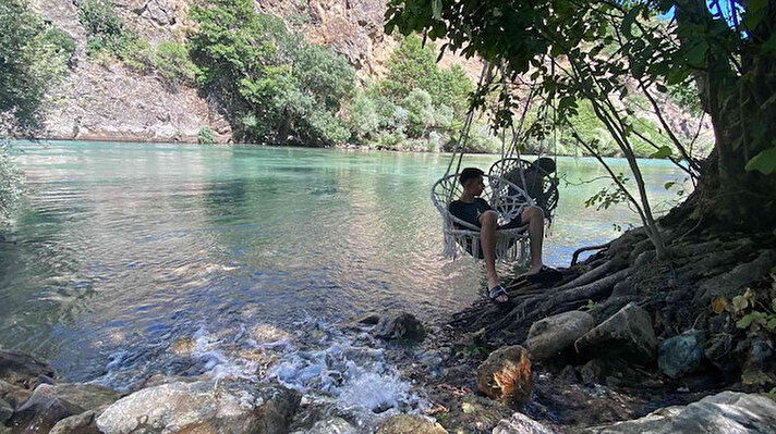 Tunceli-Ovacık arasında bulunan ve güzelliği ile kendine hayran bırakan Miskisağ bölgesi tatilcilerin de gözde mekanı haline geldi. Miskisağ alanında piknik yapıp kamp kuran vatandaşlar, dev dağlar arasında buz gibi Munzur çayında yüzmenin keyfini çıkardı.