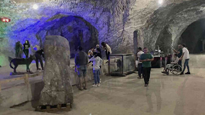 Çankırı il merkezine yaklaşık 20 kilometre uzaklıkta bulunan ve Hititler döneminden beri yapılan üretim sonucu içinde birçok galeri oluşan yerin 150 metre altındaki Tuz Mağarası, her gün onlarca vatandaşlar tarafından ziyaret ediliyor.<br>