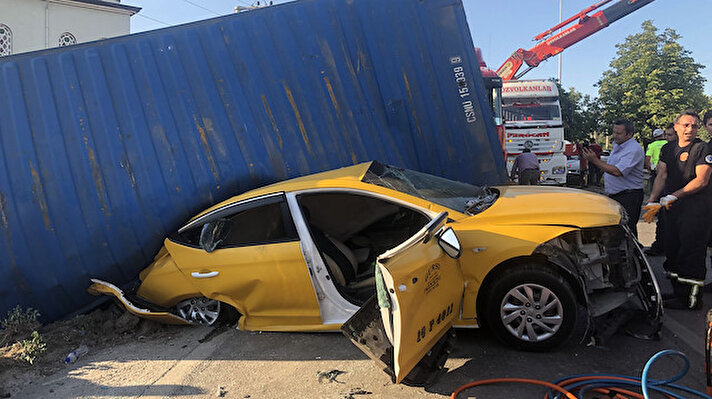 Kaza, saat 18.00 sıralarında merkez Osmangazi ilçesi İstanbul Yolu Caddesi’nde meydana geldi. Kimliği belirsiz sürücünün kullandığı 16 EG 314 plakalı TIR, kontrolden çıkarak, seyir halindeki Osman Aras (55) yönetimindeki 16 T 4011 plakalı ticari taksiye çarpıp, yan yolda park halindeki otomobilin üzerine düştü.