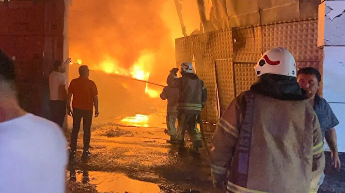 Avcılar'da 22.30 sıralarında geri dönüşüm tesisinden yangın çıktı. 