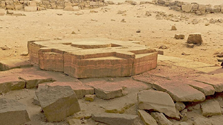 Mısır'da 4 bin 500 yıllık keşif!<br>Mısır'da 4 bin 500 yıllık bir agüneş tapınağına ait kalıntılar bulundu.