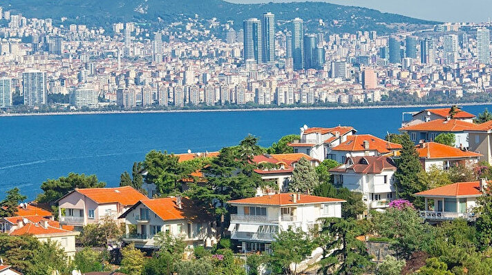 Son bir yılda, emlak piyasası görülmemiş bir tabloya sahne oldu. Kiralar astronomik şekilde artış sürecine girerken, İstanbul'da kiralık ve satılık evler için adeta uzun kuyruklar oluştu. 