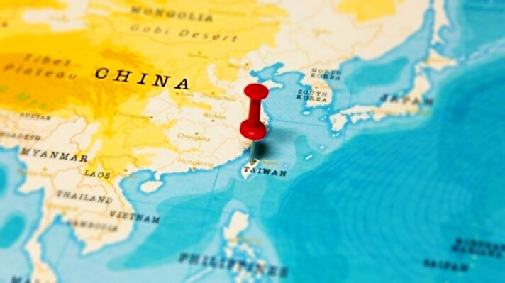 TAYVAN NEREDE?<br>Tayvan, Çin’in güneydoğu kıyılarından yaklaşık 160 kilometre uzaklıkta bulunuyor. Ülke, aynı zamanda ABD dış politikası için çok önemli olan Amerikan bölgelerin bir listesini içeren "birinci ada zinciri" içinde bulunuyor. <br><br>Uzmanlar, Çin’in Tayvan'ı ele geçirmesi durumunda Batı Pasifik bölgesinde askeri olarak daha fazla güçleneceğini belirtti. Siyasi analistler aynı zamanda böylelikle Çin’İn  Guam ve Hawaii kadar uzaktaki ABD askeri üslerini tehdit edebileceğini söylüyor.<br><br>Ancak Çin, daha önce de defalarca niyetinin barışçıl olduğu konusunda ısrar etti. 