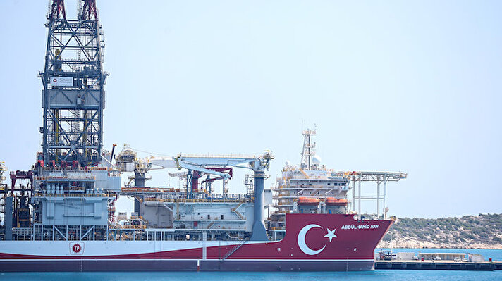 Sondaj gemileri, Türkiye'nin enerji araştırmalarında ve enerjide kendi kendine yeten bir ülke haline gelme hedefinde önemli bir yer taşıyor.<br><br>Türkiye'nin hidrokarbon arama çalışmalarına katılacak 4. sondaj gemisi Abdülhamid Han'da, "Mavi Vatan"daki görevi için hazırlıklar tamamlandı.<br><br>Güney Kore'deki Okpo Limanı'ndan yola çıktıktan sonra 19 Mayıs'ta Mersin'in Taşucu Limanı'na ulaşan ve Cumhurbaşkanı Recep Tayyip Erdoğan tarafından adı "Abdülhamid Han" olarak açıklanan, Türkiye'nin hidrokarbon arama çalışmalarına katılacak sondaj gemisinde çeşitli çalışmalar yapıldı.