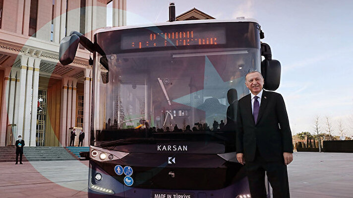 Türkiye otomotiv sektörünün köklü markası Karsan ve Türk teknoloji şirketi ADASTEC’in otonom yazılımları ile geliştirilen, Avrupa ve Amerika’nın ilk gerçek yol koşullarında kullanıma hazır sürücüsüz otobüsü Otonom Atak Electric, Cumhurbaşkanlığı Külliyesi’nde düzenlenen etkinlikte görücüye çıkmıştı.