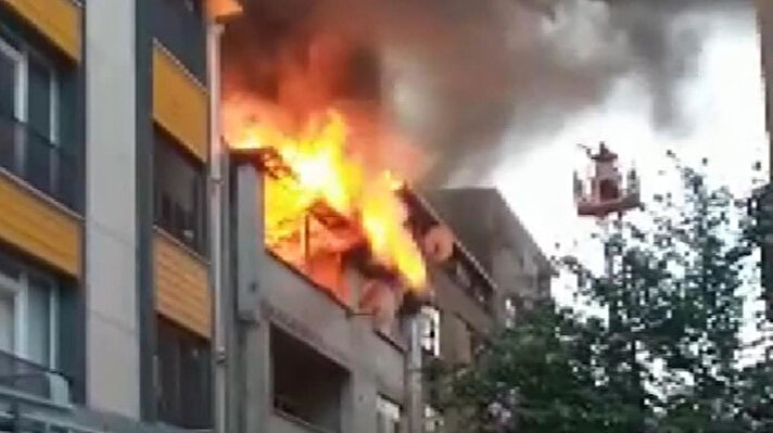 Yangın, Sultangazi İsmet Paşa Mahallesi 155 Sokak’ta çıktı. İddiaya göre, 3 katlı metruk binanın 3’üncü katında henüz bilinmeyen bir sebepten alevler yükselmeye başladı. 
