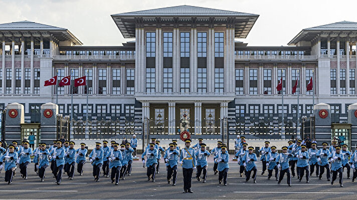 Gösteri, Cumhurbaşkanlığı Külliyesi Ana Bina karşısındaki 15 Temmuz Anıtı önünde düzenlendi. 