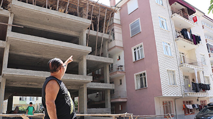 Yenimahalle 925 Caddesi'ndeki arsada yapımı süren apartman inşaatı, bitişikteki Akif Şahbaz'a ait 4 katlı Şahbazlar Apartmanı'na 'sıfır' şekilde yükseldi.