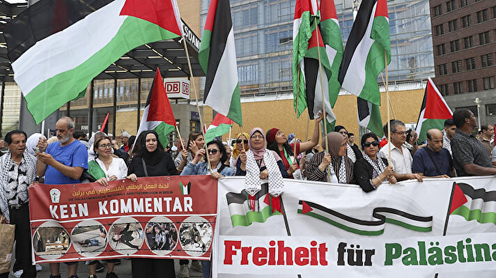 Berlin Filistinliler ve Arap Dernekleri Birliği tarafından Potsdamer Platz Meydanı’nda, "Filistin halkıyla dayanışma ve İsrail'in Gazze Şeridi'ne karşı işlediği suçları kınama gösterisi" düzenlendi.<br><br>