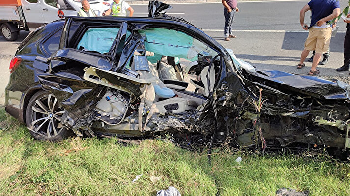 Çatalca'da Fransa’dan Türkiye’ye tatile gelen ailenin içinde bulunduğu otomobil, yoldaki elektrik panosuna çarptıktan sonra takla attı. 
