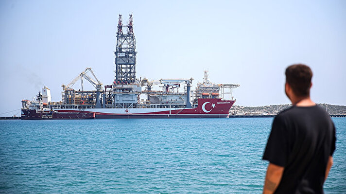 Güney Kore'deki Okpo Limanı'ndan yola çıktıktan sonra 19 Mayıs'ta Mersin'in Taşucu Limanı'na ulaşan ve Cumhurbaşkanı Recep Tayyip Erdoğan tarafından adı "Abdülhamid Han" olarak açıklanan, Türkiye'nin hidrokarbon arama çalışmalarına katılacak sondaj gemisinde çeşitli çalışmalar yapıldı. 2,5 ay Mersin'in Taşucu Limanı'nda kalan Abdülhamid Han sondaj gemisinde bakım, geliştirme ve güncelleme çalışmaları gerçekleştirildi.