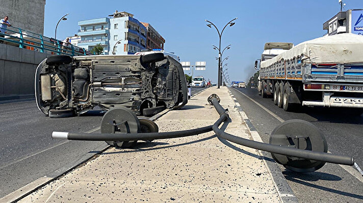 Manisa'nın Turgutlu ilçesinde İzmir-Ankara kara yolu üzerindeki alt geçitte meydana gelen 2 ayrıda kazada, 1'i bebek, 3'ü çocuk 11 kişi yaralandı.