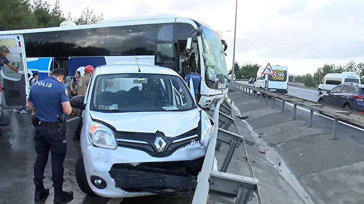 Eyüpsultan'da sabah saatlerinde yağışın da etkisi ile aralarında yolcu otobüsünde bulunduğu 7 araç zincirleme kazaya karıştı.