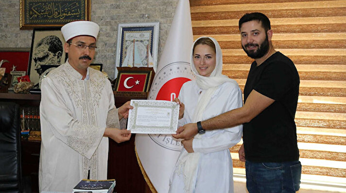 ​Ukrayna'da tanıştığı Mahsum Koçak ile geldiği Türkiye'de evlenen Alina Kolos, Müslüman olmaya karar verdi. Mardin Müftülüğüne başvuran Kolos için ihtida töreni düzenlendi.