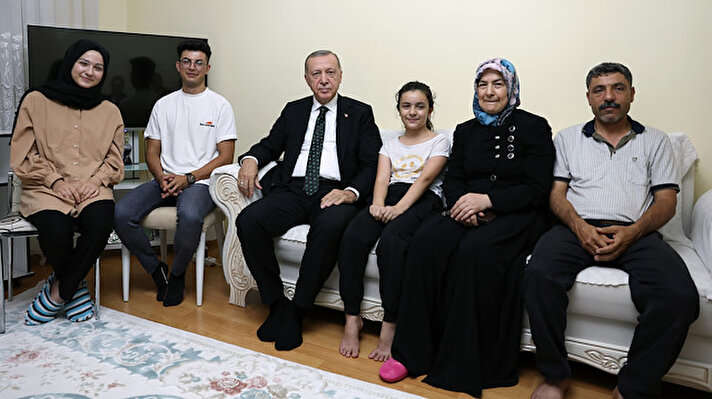 Cumhurbaşkanı Recep Tayyip Erdoğan, dün akşam Cemevi ziyaretinin ardından Ankara'da sürpriz bir ziyaret gerçekleştirdi. 