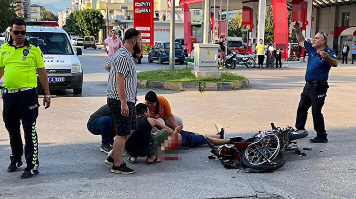  Antalya'nın Kumluca ilçesinde, motosikletle hafif ticari araca çarpıp ağır yaralanan Fatih Karakoyunlu (23) tedavi gördüğü hastanede yaşamını yitirdi. Kaza anı güvenlik kamerasına yansıdı.
