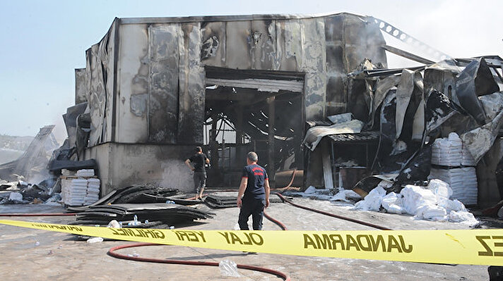 Balçık Mahallesi 3252. Sokak'ta bulunan plastik fabrikasında, saat 14.00 sıralarında, henüz belirlenemeyen nedenle yangın çıktı.