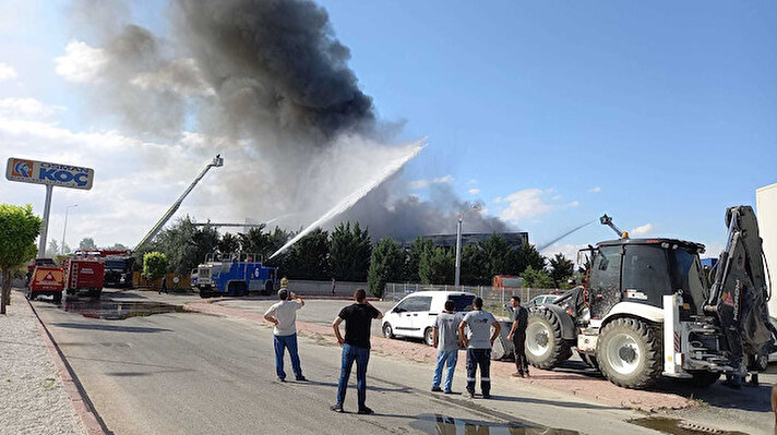 Konya'da bir boya fabrikasında yangın çıktı.<br><br>
