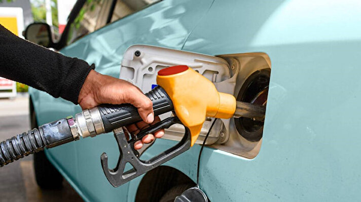 Brent petrol fiyatları ve dövizdeki değişikliklerle birlikte vatandaşlar benzin ve motorin fiyatlarını takibe devam ediyor.