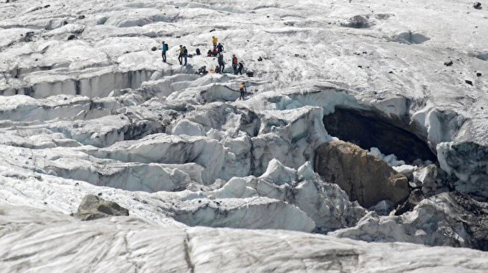 Aralarında Jeff Bezos, Michael Bloomberg ve Bill Gates'in de bulunduğu bir grup multi milyarder, yüzeyindeki buzulların hızla eridiği Grönland'ın Disko Adası ve Nuussuaq Yarımadası'ndaki tepe ve vadilere milyarlarca dolarlık yatırım yapıyor.<br><br>