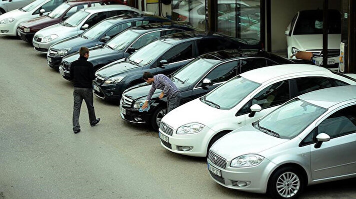 Motorlu Araç Satıcıları Federasyonu (MASFED) Genel Başkanı Aydın Erkoç, yaz ayları ve Kurban Bayramı dolayısıyla ikinci el araç piyasasında yaşanan hareketliliğin sona erdiğini ve alım satımın durağanlaştığını belirterek, "Durağanlıktan dolayı ikinci el araç fiyatlarında bir miktar düşüş yaşandı." dedi.