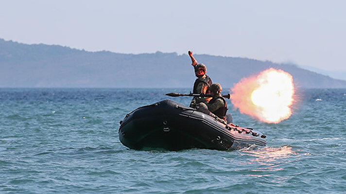 İzmir'in Foça ilçesinde konuşlu Deniz Kuvvetleri Komutanlığının Amfibi Deniz Piyade Tugayı bünyesinde, kuvvet koruma tedbirlerinin uygulanması, gemiye çıkma, arama, deniz haydutluğuyla mücadele, dar ve sığ sulardan geçişlerde kuvvet koruması, muharip olmayanların tahliyesi gibi görevlerin yerine getirilmesi amacıyla 2010'da Amfibi Hücum Timleri kuruldu.