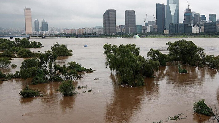 Güney Kore'nin başkenti Seul ve çevre bölgelerini vuran şiddetli yağışta 3 günde 9 kişinin yaşamını yitirdiği ve 7 kişinin kaybolduğu bildirildi.