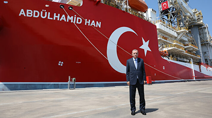 Türkiye'nin 4'üncü sondaj gemisi Abdülhamid Han için, Cumhurbaşkanı Recep Tayyip Erdoğan ve diğer yetkililerin katılımıyla görev yerine uğurlama töreni düzenlendi.<br><br>