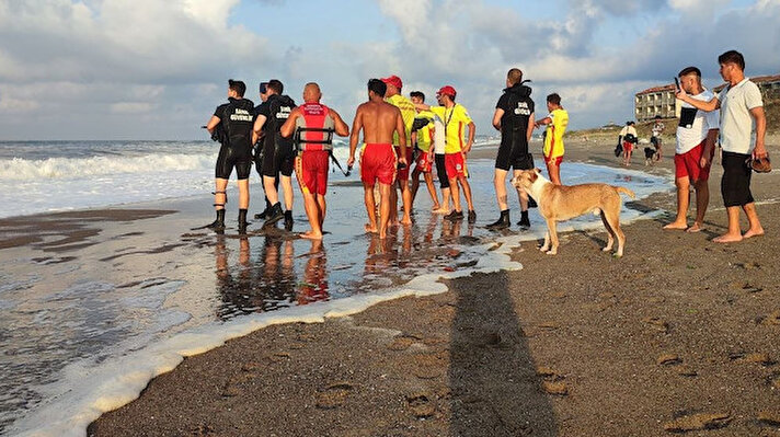Küçükboğaz mevkisinde ailesiyle denize gelen İ.E. (13), arkadaşlarıyla suyun kenarında oynadığı sırada dalgalara kapıldı.