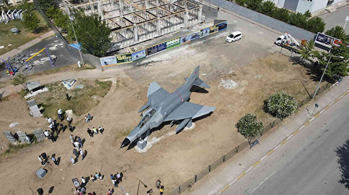 Çarşamba Belediyesi Türkiye'de bir ilke imza atarak 2012 yılında Konya'da şehadete eren Çarşambalı Şehit Hava Pilot Yüzbaşı Ümit Özer anısına Çarşamba Bilim Merkezi ve Bilim Parkı'na F4 tipi savaş uçağı montajı gerçekleştirdi.