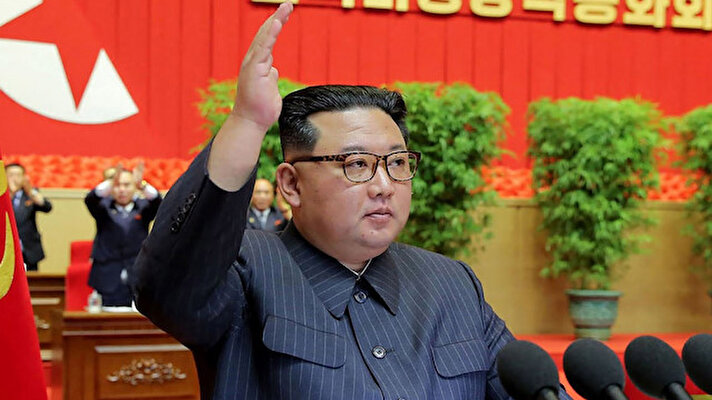 Kim Jong, devlet haber ajansı KCNA'nın raporuna göre, dünkü açıklamalarında “Halkımızın kazandığı zafer, devletimizin büyüklüğünü halkımızın yılmaz azmini ve gurur duyduğumuz güzel milli gelenekleri dünyaya bir kez daha gösteren tarihi bir olaydır.” dedi.<br>