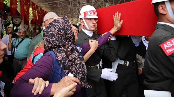 Türk Silahlı Kuvvetleri’nin (TSK) Kuzey Irak’ta terör örgütü PKK hedeflerine yönelik düzenlediği Pençe-Kilit Operasyonu’nu sırasında teröristlerin saldırısında şehit olan Piyade Uzman Çavuş Mahsun Şimşek (25) için Gaziantep’te cenaze töreni düzenlendi. 