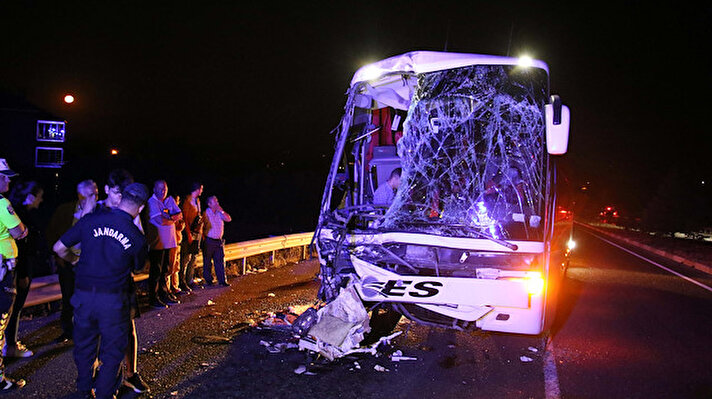 Edinilen bilgilere göre kaza gece geç saatlerde İzmir - Uşak Karayolu üzerinde Çınarcık Köyü yakınlarında meydana geldi.