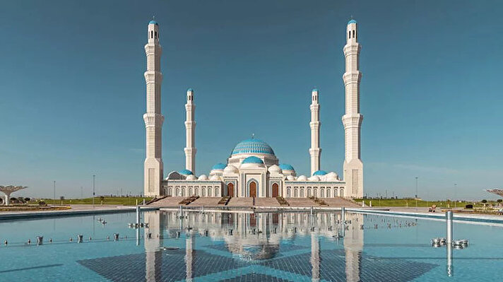 Nursultan Nazarbayev’in inisiyatifinde ve gözetiminde inşa edilen caminin, Kazakistan’ın başkenti Nur Sultan’ın yeni sembollerinden olması ve şehrin başlıca cazibe merkezlerinden biri haline gelmesi bekleniyor. 