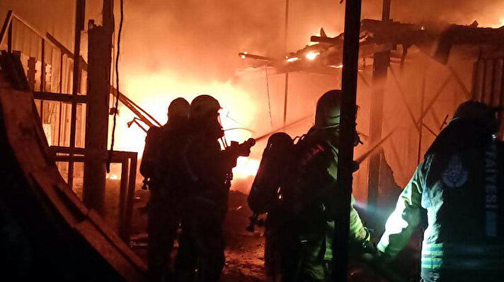 Firuzköy Mahallesi Necip Fazıl Kısakürek Caddesi üzerinde bulunan iki katlı geri dönüşüm tesisinde bugün saat 21.00 sıralarında bilinmeyen nedenle yangın çıktı. 