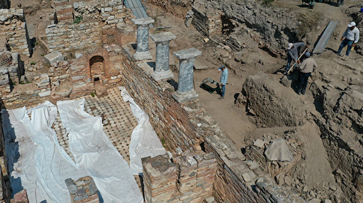 Aydın'ın Karacasu ilçesindeki antik kentte ilk kazılar, 1904'te Fransız mühendis Paul Gaudin tarafından yapıldı. Bölgedeki kapsamlı arkeolojik çalışmalar ise 1961-1990 yıllarında Prof. Dr. Kenan Erim öncülüğünde gerçekleştirildi.<br>