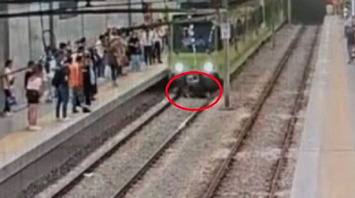Olay, merkez Nilüfer ilçesinde meydana geldi. Edinilen bilgiye göre, kimliği öğrenilemeyen bir kişi, metro istasyonda duracağı esnada bir anda önüne atladı. 