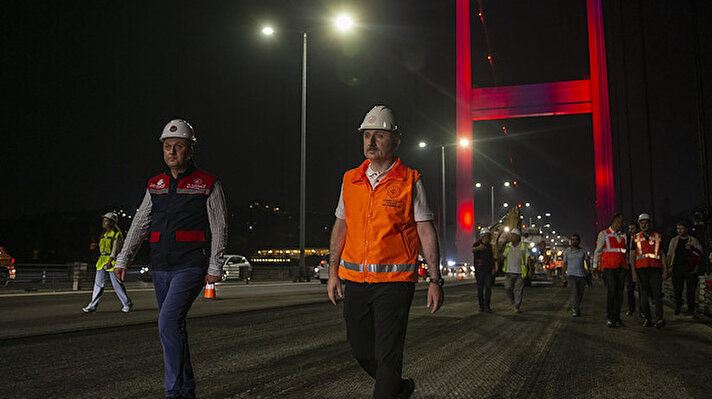 Dünyanın en yoğun trafiğinin yaşandığı köprülerden biri olan ve üzerinden günlük ortalama 240 bin aracın seyahat ettiği Fatih Sultan Mehmet Köprüsü'nde bakım çalışması yapılıyor.<br><br>