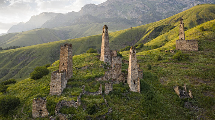 Rusya'da Kuzey Kafkasya'daki İnguşetya Cumhuriyeti Dzheyrakh bölgesinde orta çağ mimarisinin benzersiz anıtları, taştan yapılmış konutlar, nöbetçi kuleleri, savunma ve gözlem yapıları bölgenin iç turizminde odak haline geldi.<br>