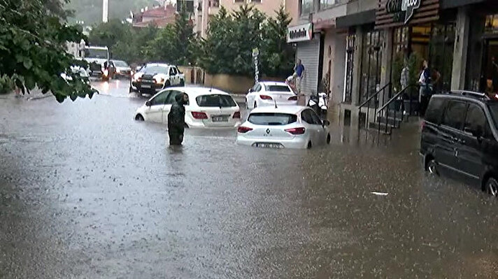 İstanbul'da sabah saatlerinden itibaren yağış etkili oldu.