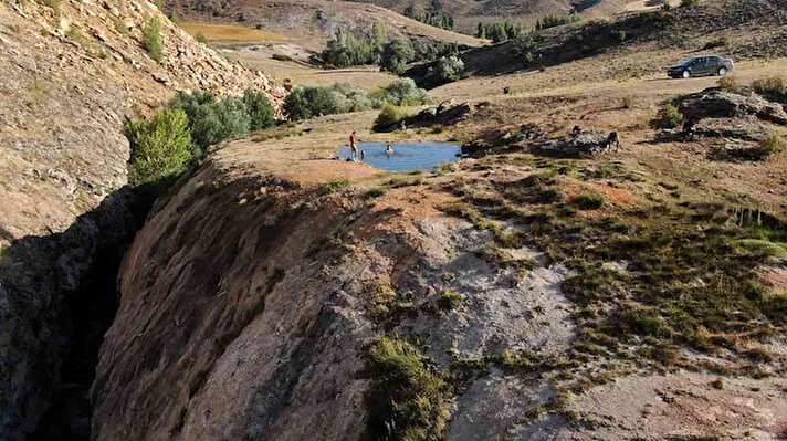 Sivas merkeze 30 kilometre Bakırcıoğlu köyüne 2 kilometre uzaklıkta bulunan romatizmal ve cilt hastalıklarına iyi geldiği düşünülen kaynak suyu çift hastaları tarafından ilgi görüyor.