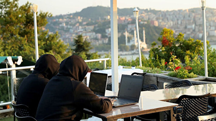 Sanayi ve Teknoloji Bakanlığı'ndan yapılan yazılı açıklamaya göre; Teknofest Karadeniz kapsamında bu yıl 5'incisi düzenlenen Hack Karadeniz Yarışması'nda, yazılımların güvenlik açıklarını bularak elde edilen ipuçlarıyla olası hackerlerin yerini tespit etmek amaçlandı. Zonguldak Bülent Ecevit Üniversitesi'ndeki yarışmaya 29 ülkeden 380 ekip katıldı.<br>