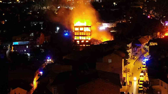 Yangın, saat 22.30 sıralarında Hamzabey ile Demirkapı Mahallesi’nde meydana geldi.