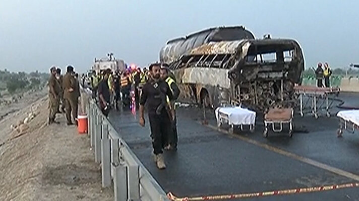 Ulusal basındaki haberlere göre, Lahor'dan Karaçi'ye giden yolcu otobüsü, Bahavalpur şehri yakınlarında kontrolünü kaybederek petrol tankeriyle çarpıştı.