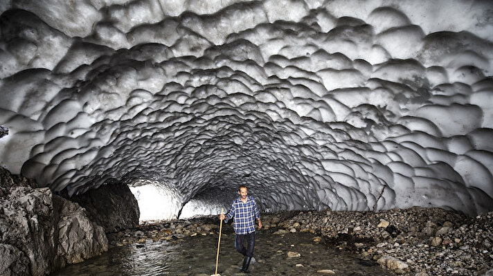 Aladağlar'dan kış aylarında Aksu Vadisi'ne düşen kar kütleleri, bahar aylarında havaların ısınmasıyla uzunlukları 50 ile 450 metre arasında değişen tüneller oluşturuyor.<br><br>
