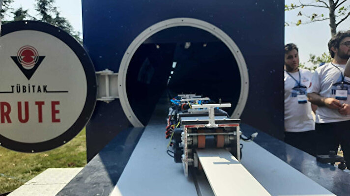 TÜBİTAK Gebze yerleşkesinde Raylı Ulaşım Teknolojileri Enstitüsü (RUTE) ‘Hyperloop’ yarışları devam ediyor.